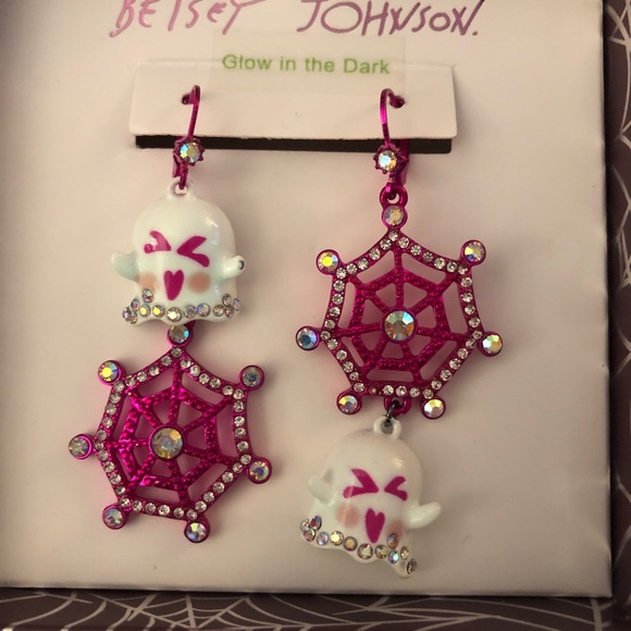 Betsey Johnson Fuchsia Tone Ghost & Spider Web Mismatch Drop Earrings NIB - Picture 7 of 12